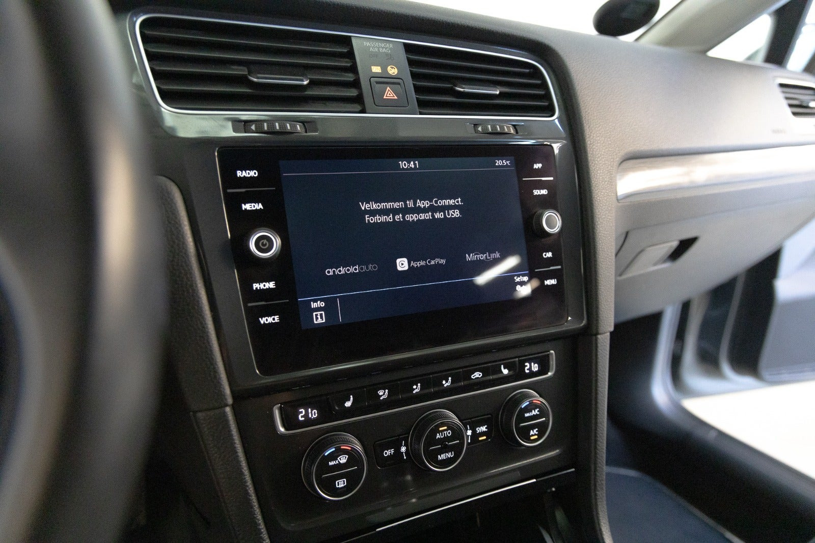 Grå VW Golf VII fra 2019