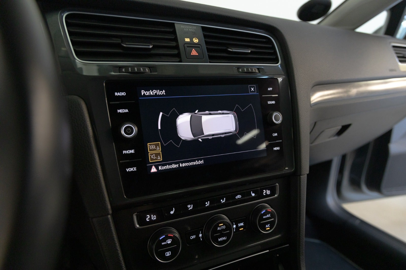 Grå VW Golf VII fra 2019
