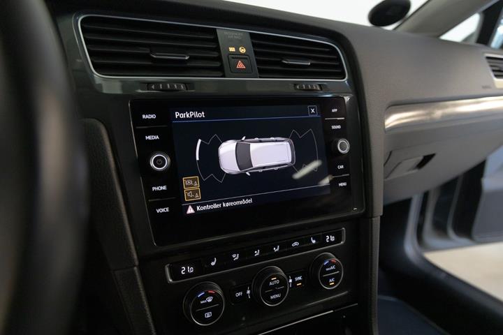 Grå VW Golf VII fra 2019