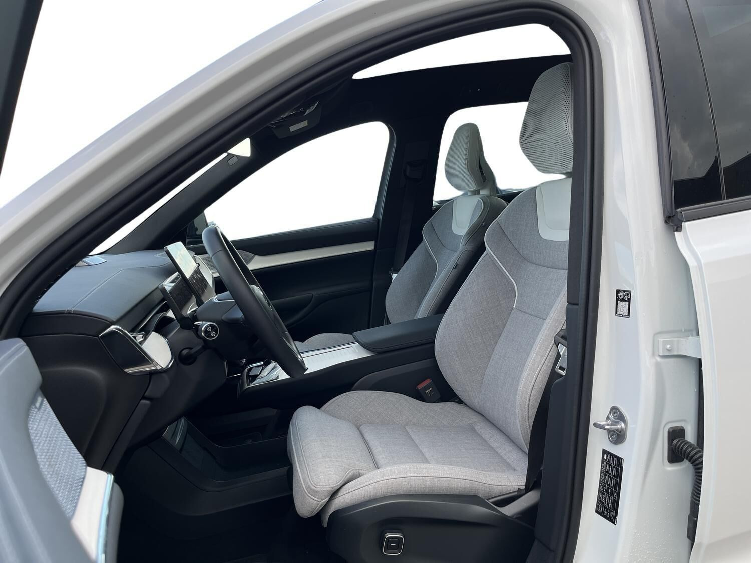 Hvid Volvo EX90 fra 2025