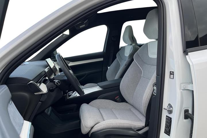 Hvid Volvo EX90 fra 2025