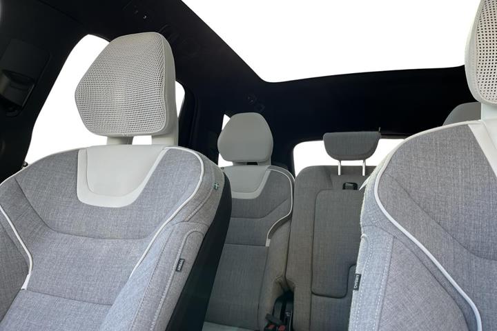 Hvid Volvo EX90 fra 2025