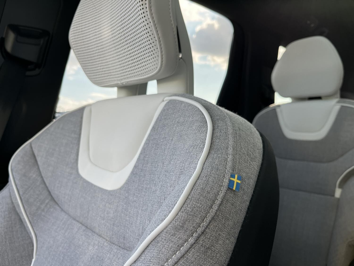 Hvid Volvo EX90 fra 2025