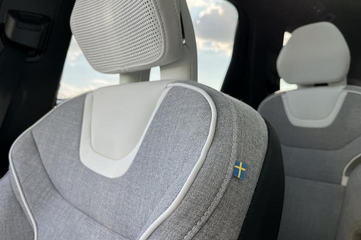 Hvid Volvo EX90 fra 2025