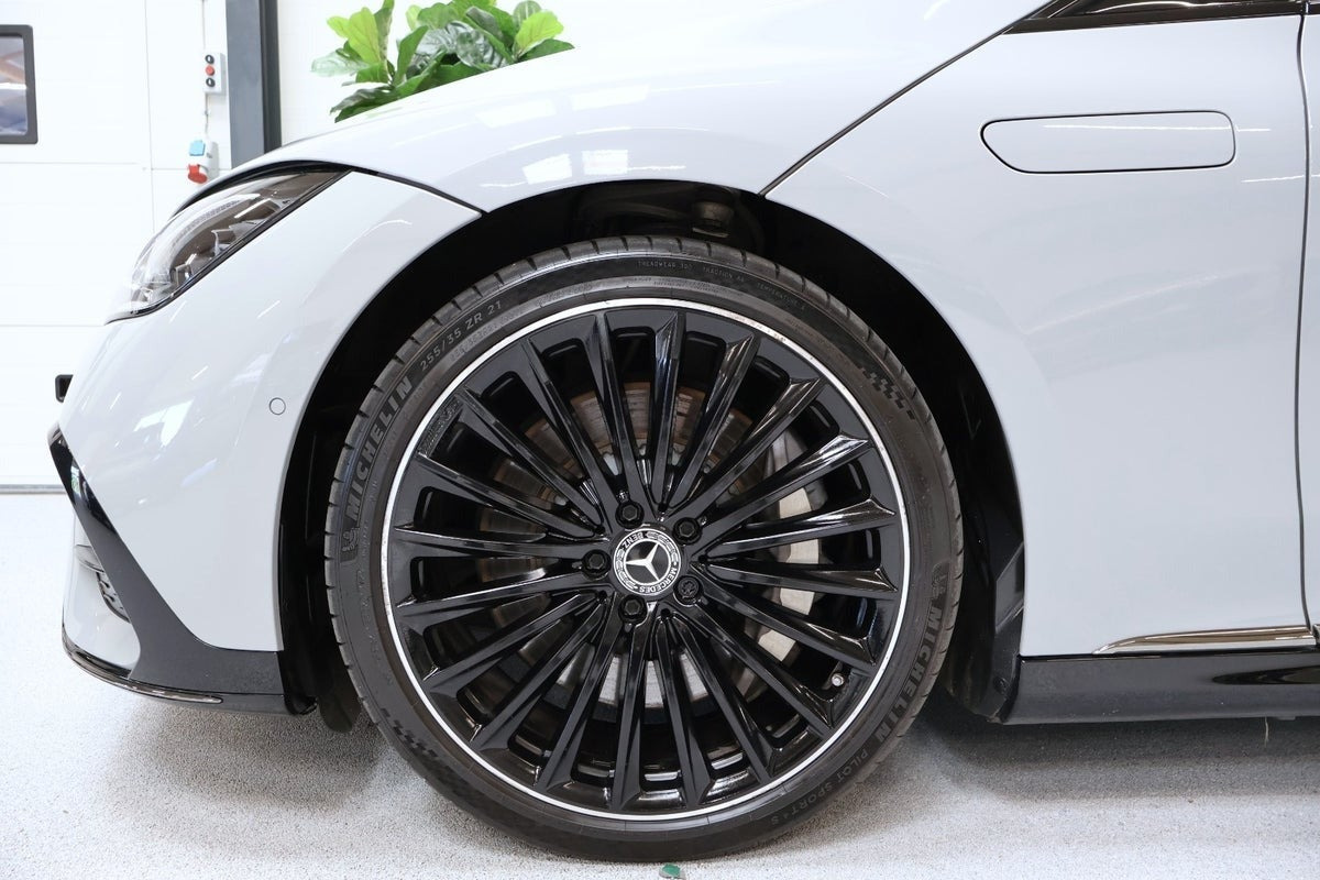 Grå Mercedes EQE350 fra 2023