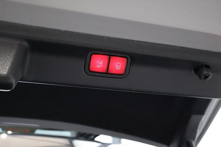 Grå Mercedes EQE350 fra 2023