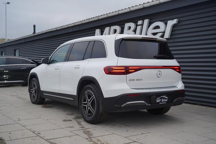 Hvid Mercedes EQB250+ fra 2024