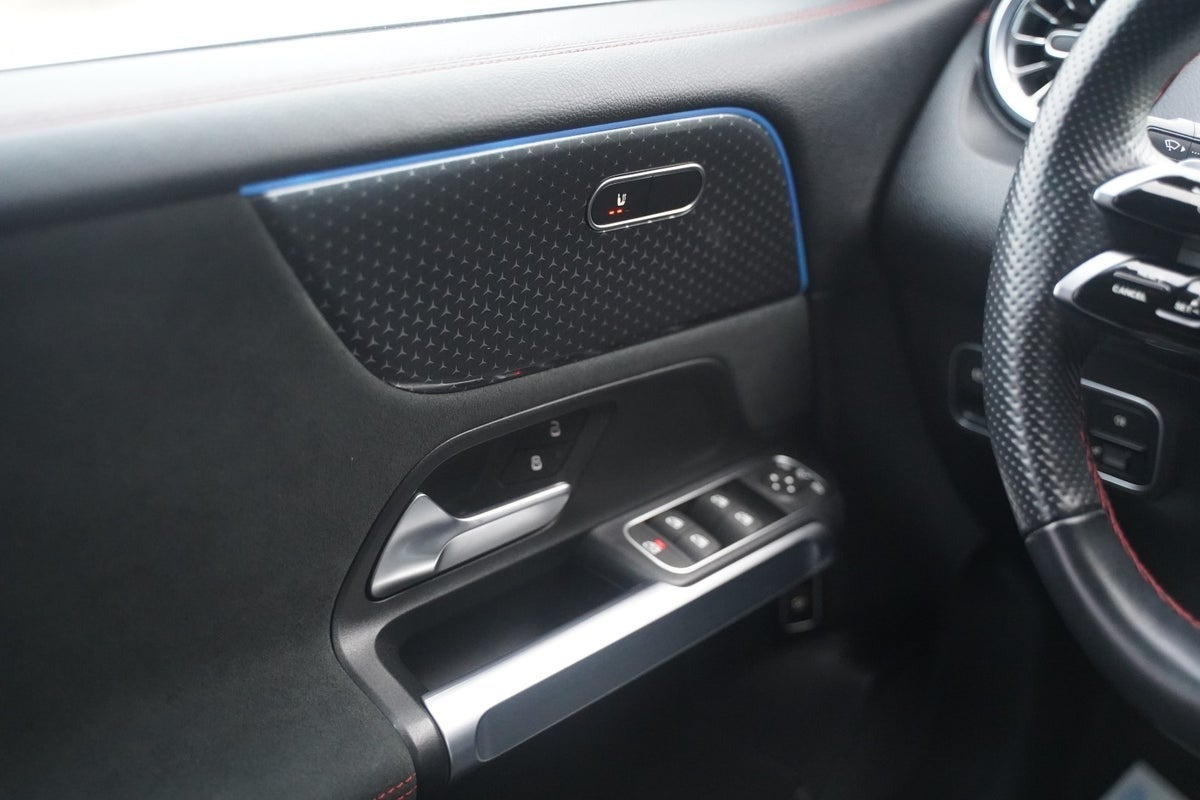 Hvid Mercedes EQB250+ fra 2024