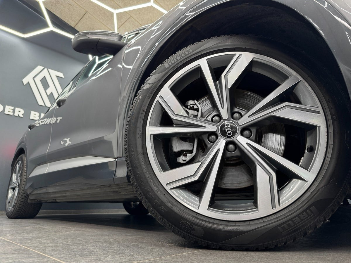 Grå Audi Q4 e-tron fra 2022