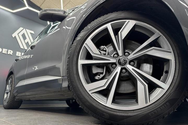 Grå Audi Q4 e-tron fra 2022