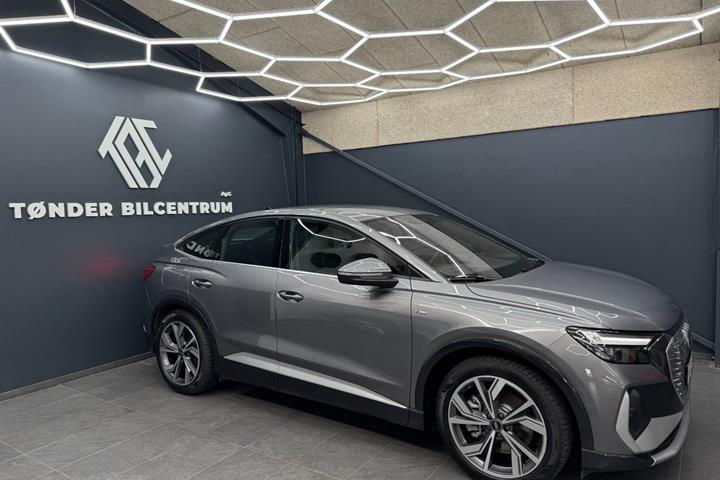Grå Audi Q4 e-tron fra 2022