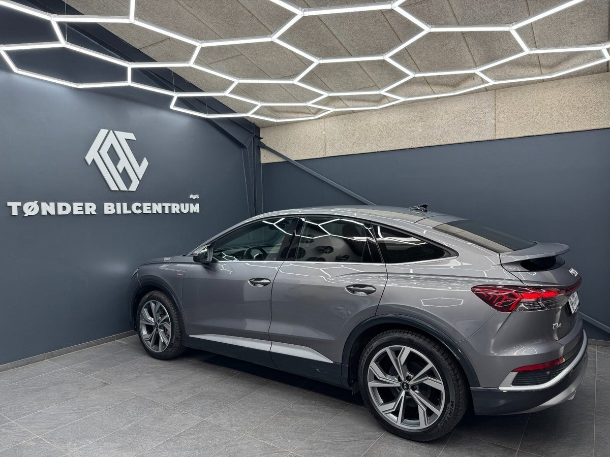 Grå Audi Q4 e-tron fra 2022