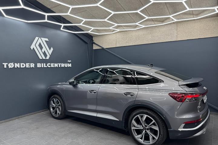 Grå Audi Q4 e-tron fra 2022
