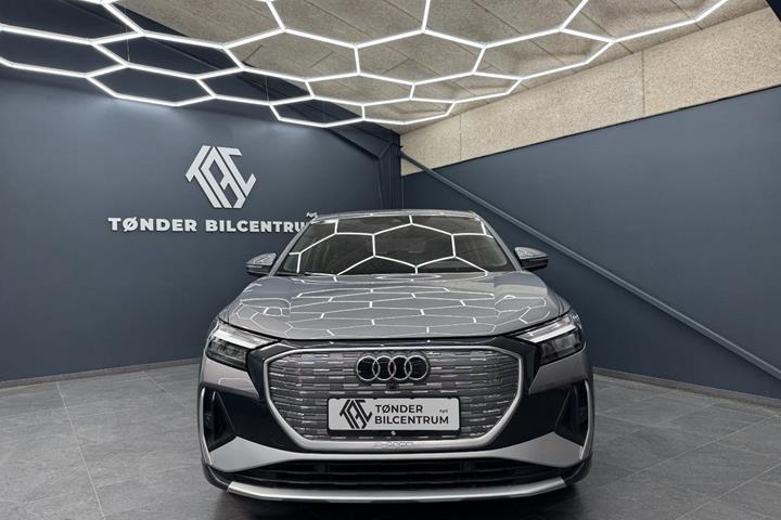 Grå Audi Q4 e-tron fra 2022