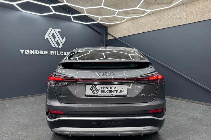 Grå Audi Q4 e-tron fra 2022