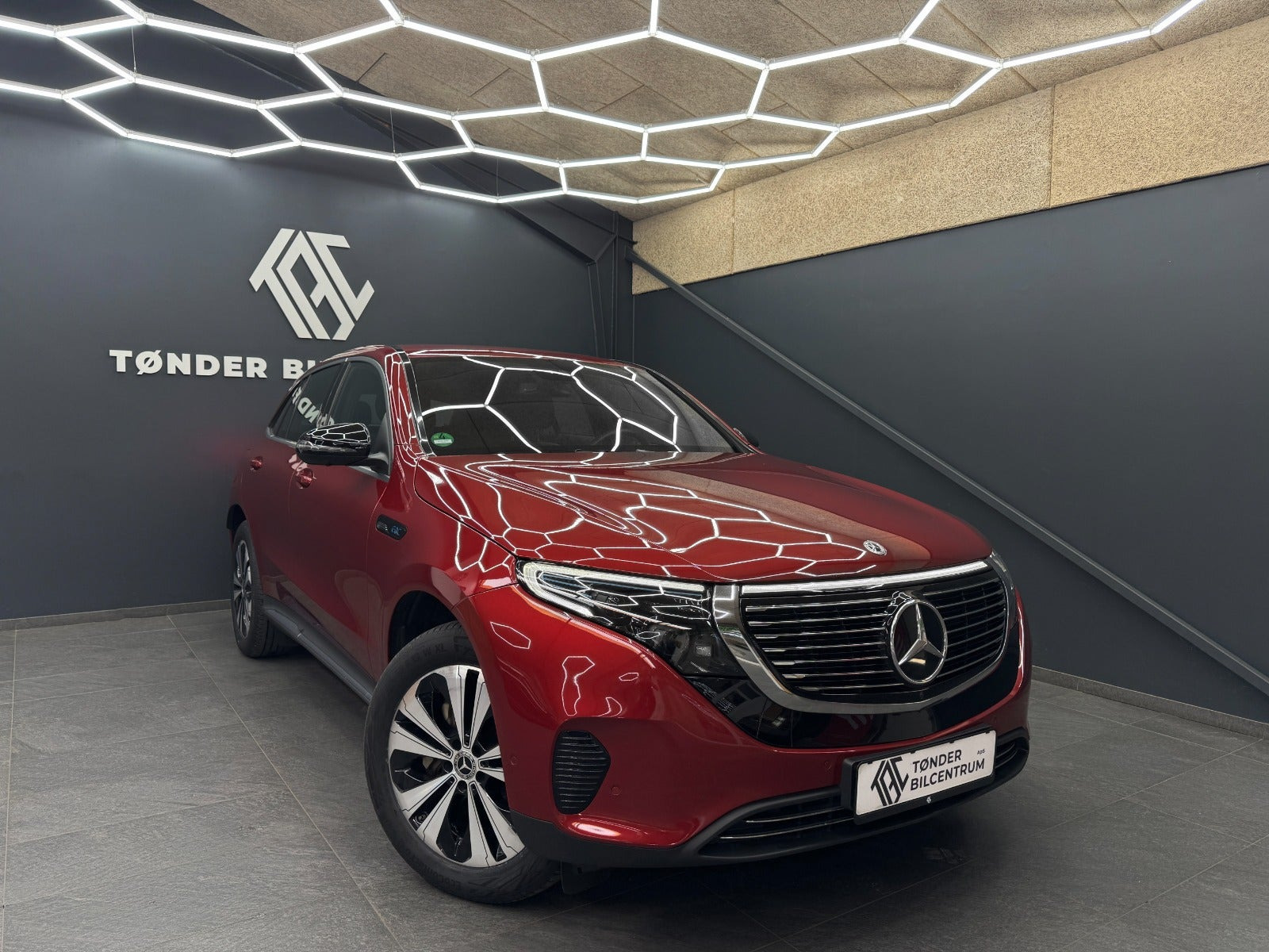 Rød Mercedes EQC400 fra 2022