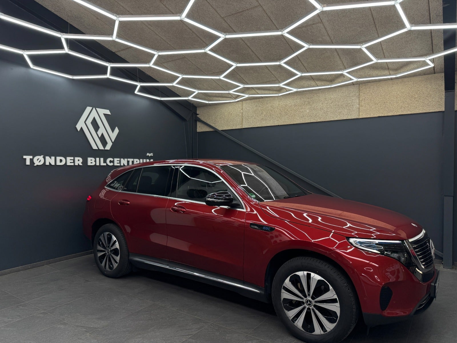 Rød Mercedes EQC400 fra 2022
