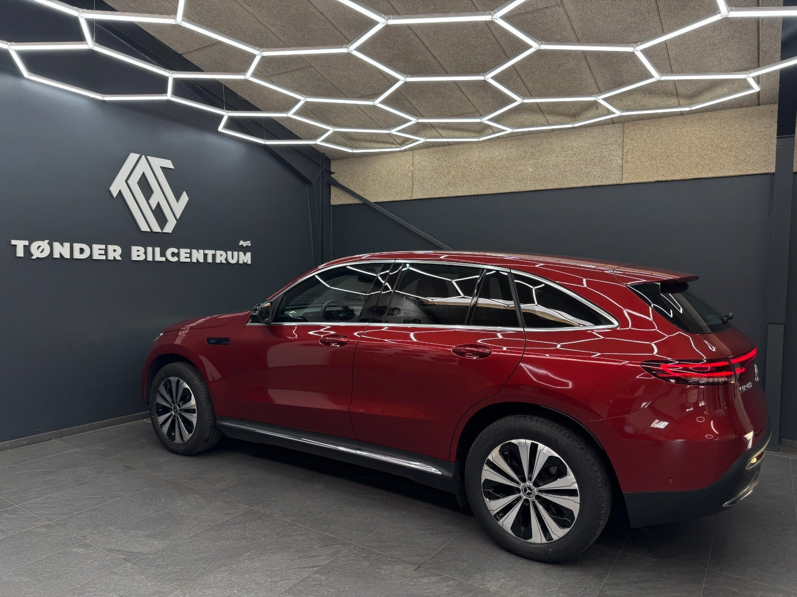 Rød Mercedes EQC400 fra 2022