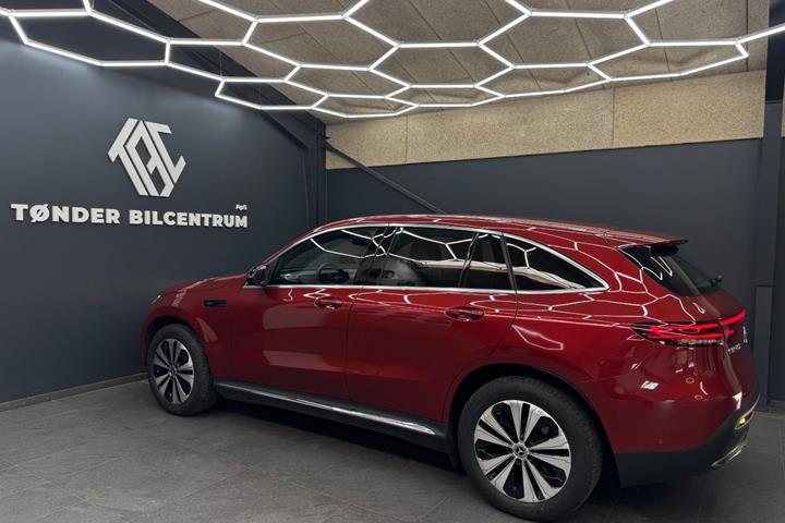 Rød Mercedes EQC400 fra 2022