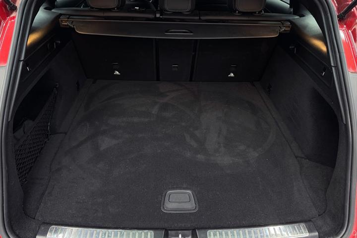 Rød Mercedes EQC400 fra 2022