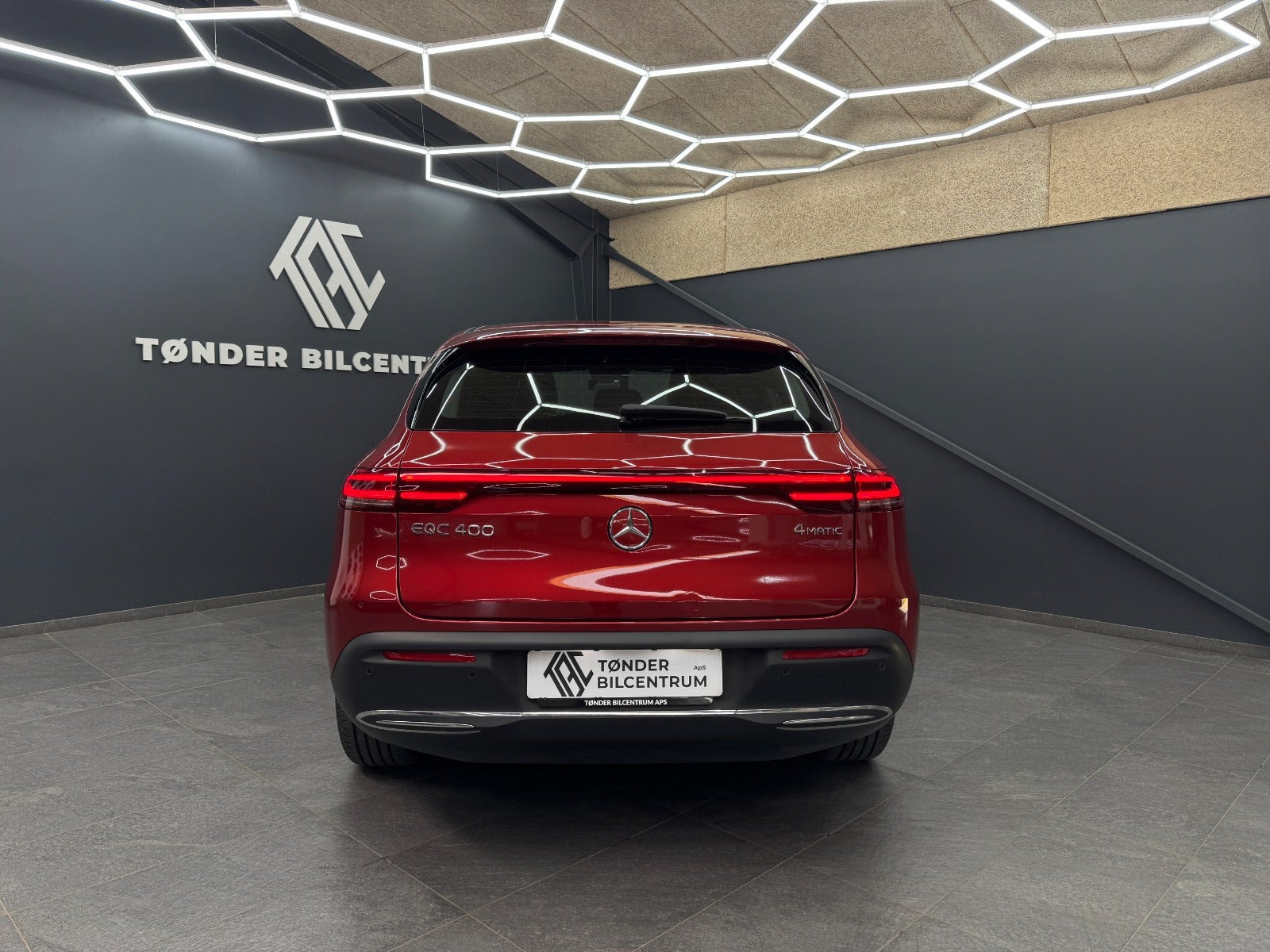 Rød Mercedes EQC400 fra 2022
