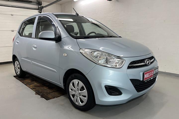 Blå Hyundai i10 fra 2013