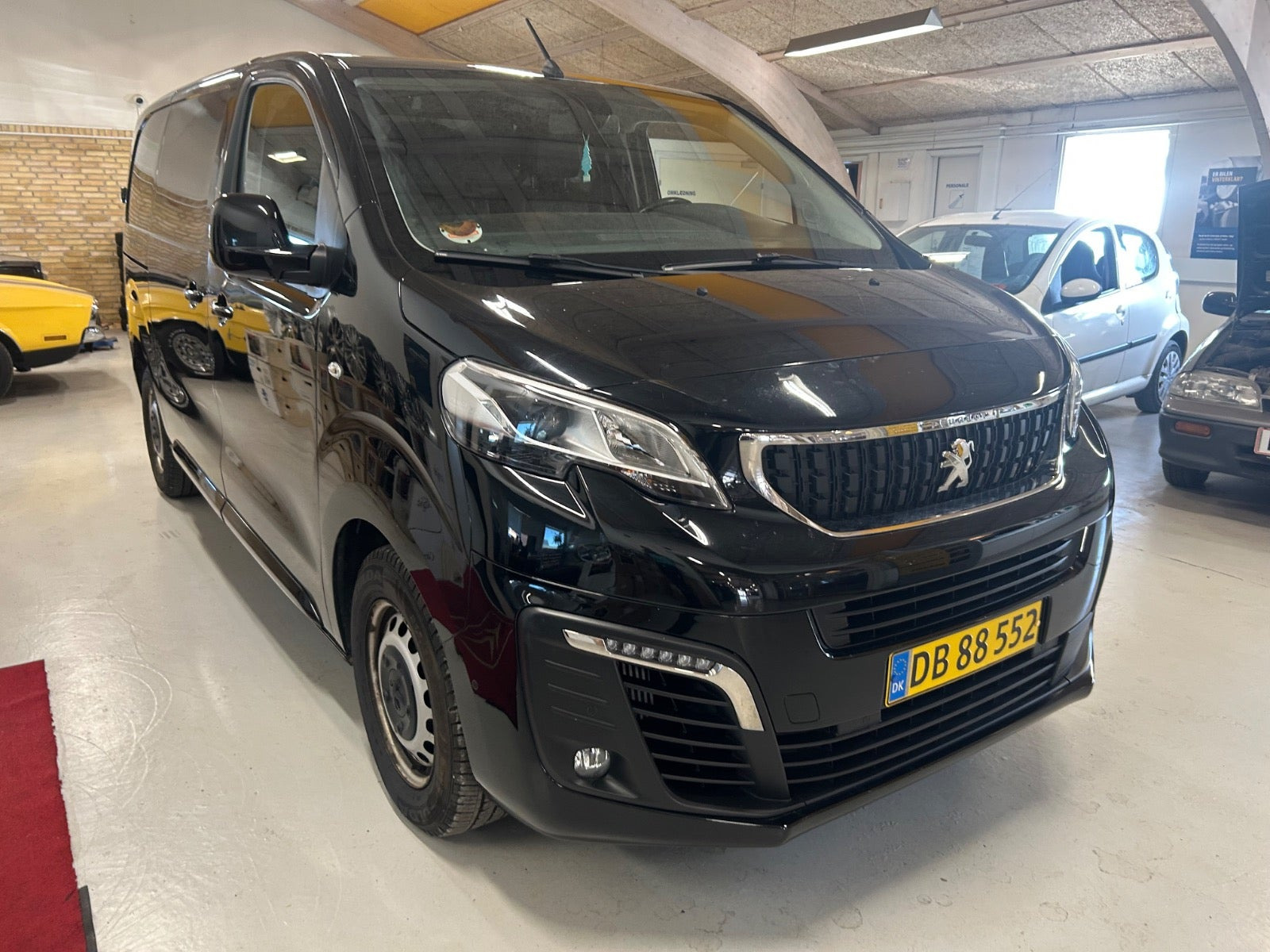 Sort Peugeot Expert fra 2021