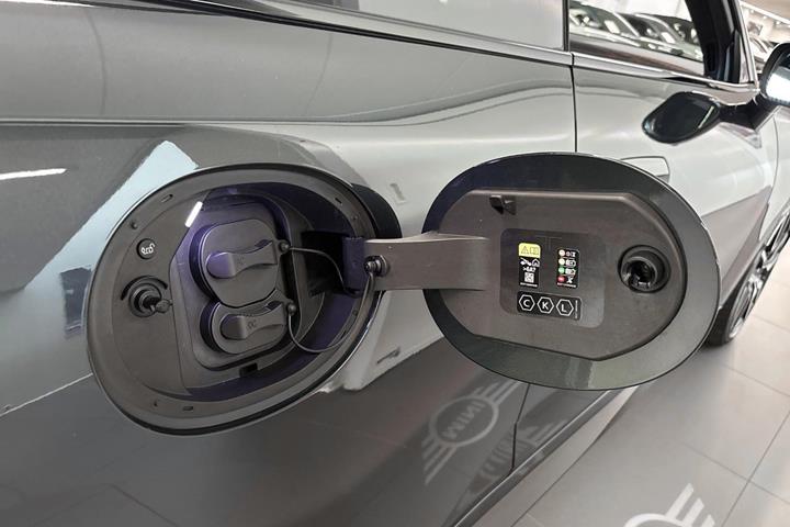 Grå Mini Cooper E fra 2025