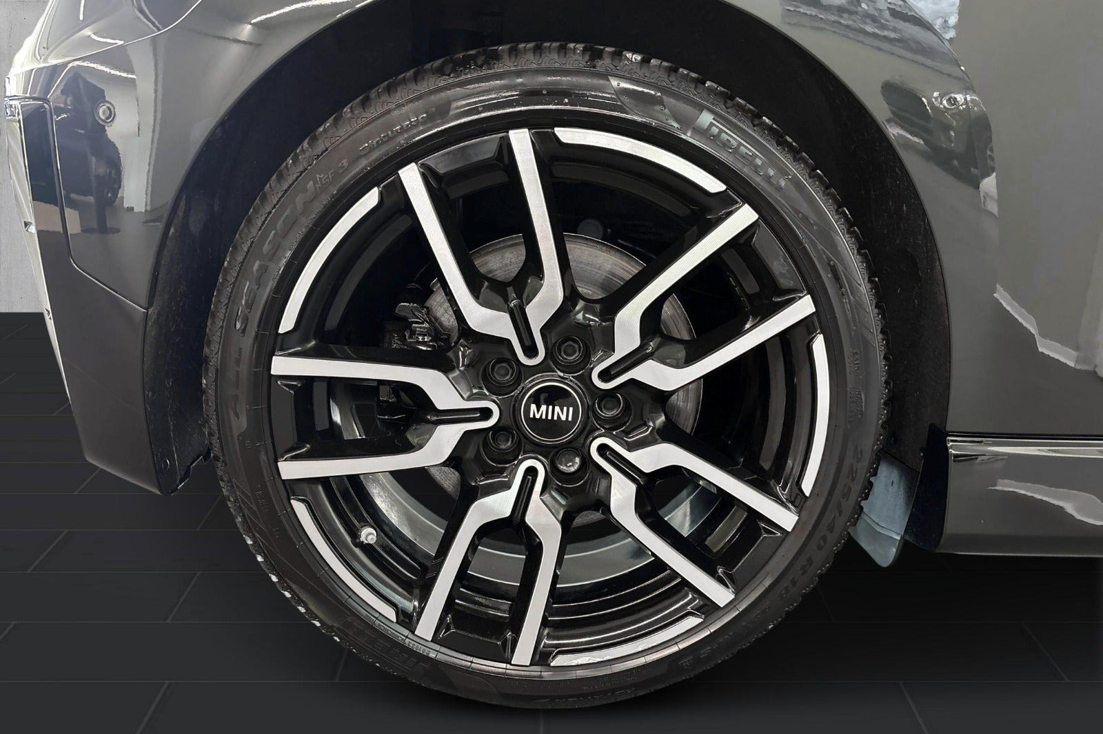 Grå Mini Cooper E fra 2025
