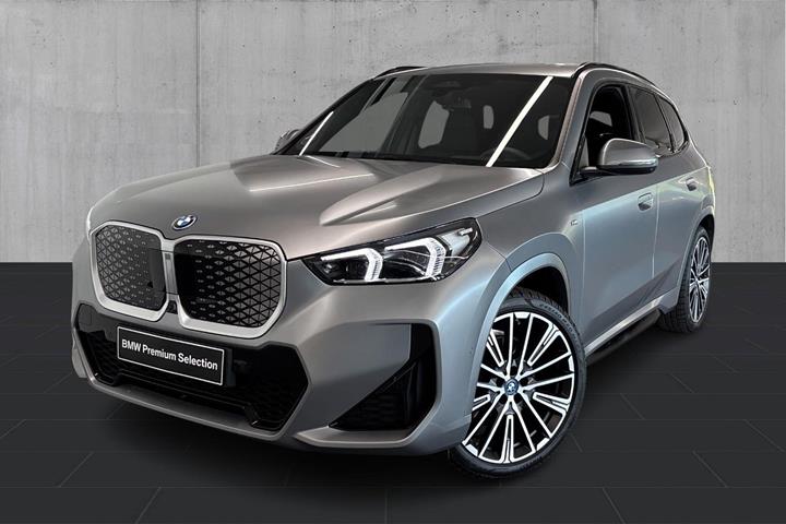 Grå BMW iX1 fra 2025 set udefra