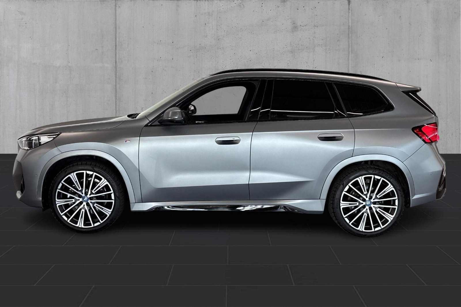 Grå BMW iX1 fra 2025
