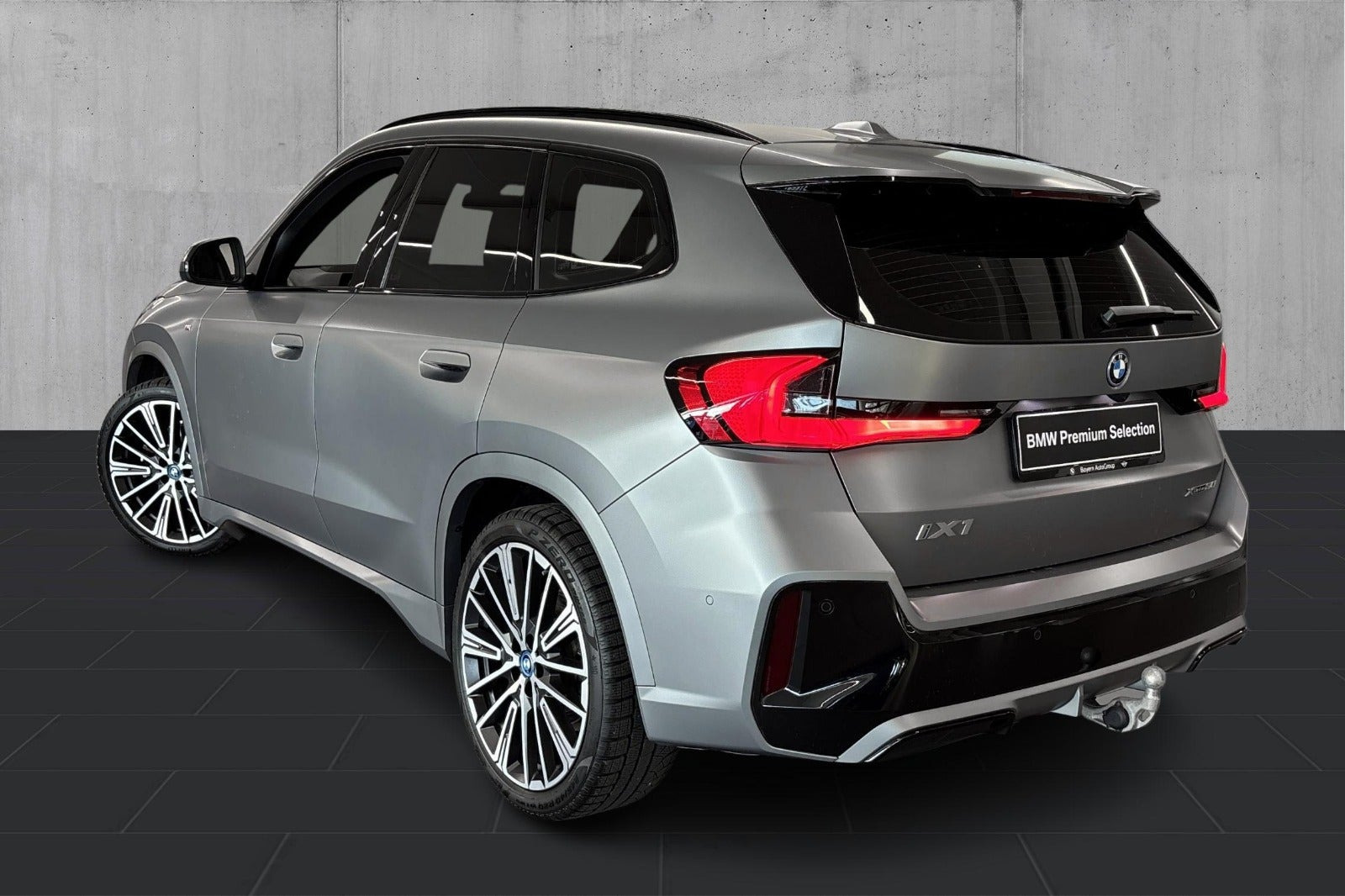 Grå BMW iX1 fra 2025