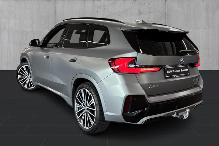Grå BMW iX1 fra 2025