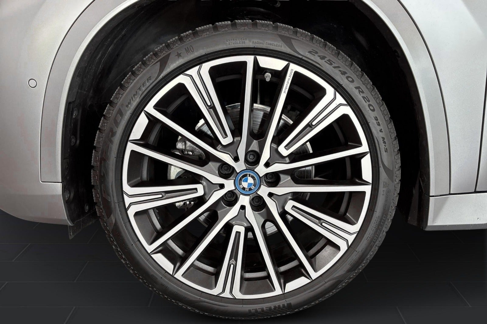 Grå BMW iX1 fra 2025