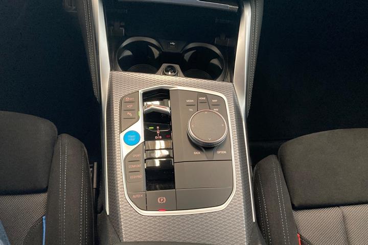 Grøn BMW i4 fra 2025