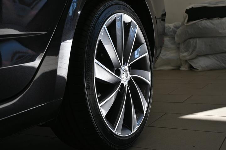 Sort Skoda Octavia fra 2020
