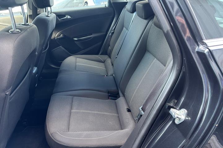 Sort Opel Astra fra 2012