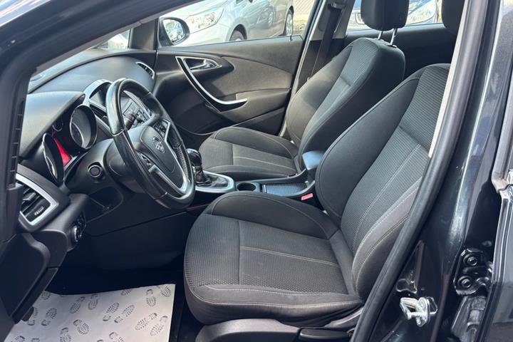 Sort Opel Astra fra 2012