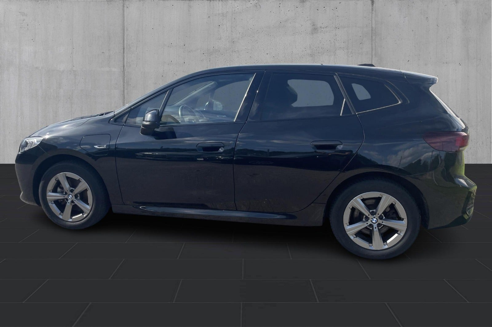 Sort BMW 225e fra 2023