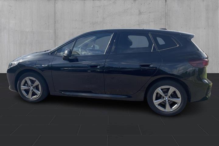 Sort BMW 225e fra 2023