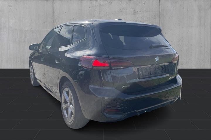 Sort BMW 225e fra 2023