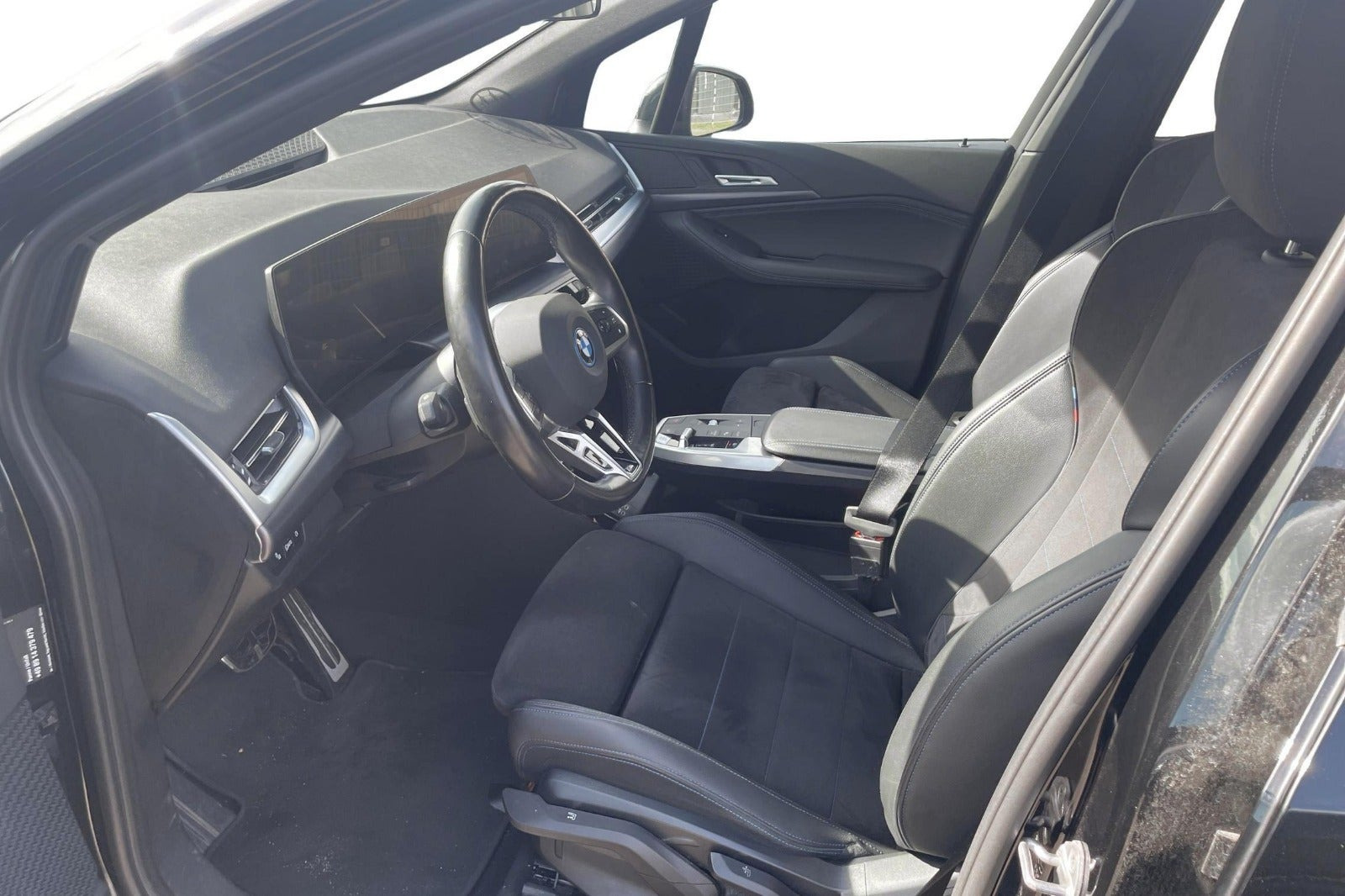 Sort BMW 225e fra 2023