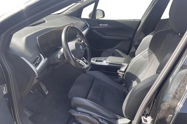 Sort BMW 225e fra 2023