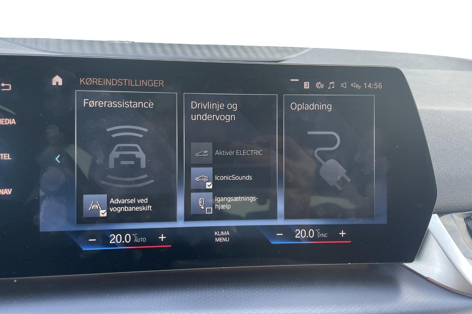 Sort BMW 225e fra 2023