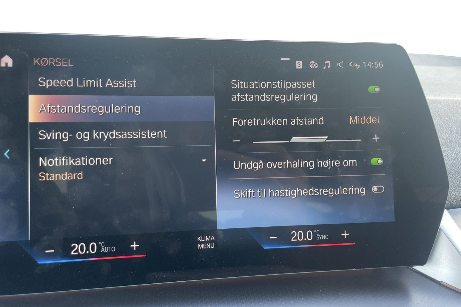 Sort BMW 225e fra 2023