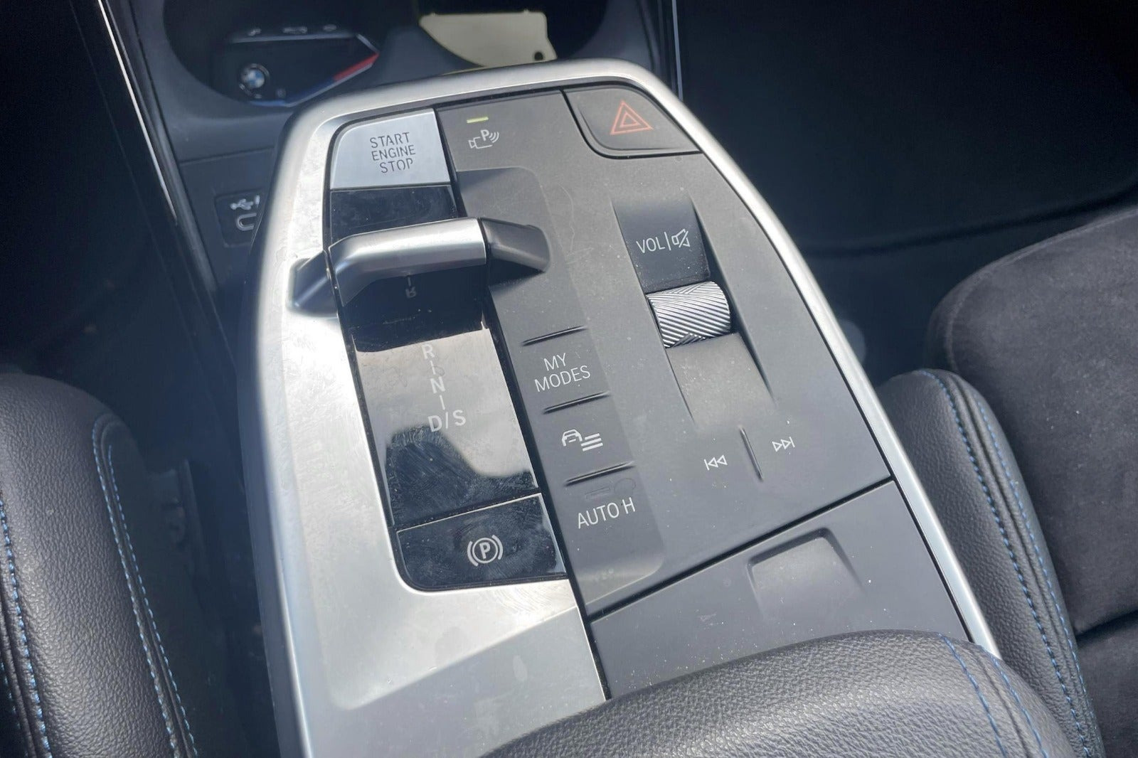 Sort BMW 225e fra 2023