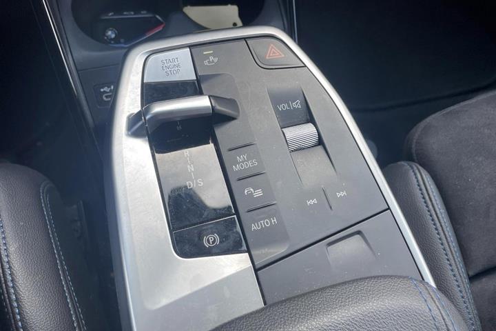 Sort BMW 225e fra 2023