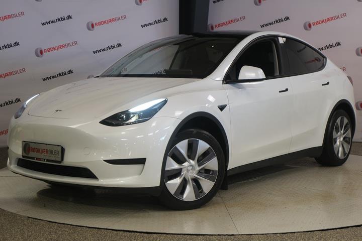 Hvid Tesla Model Y fra 2024