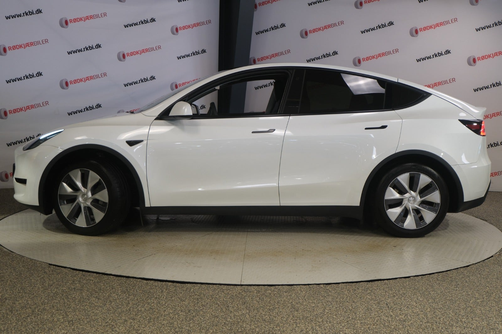 Hvid Tesla Model Y fra 2024