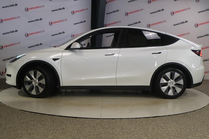 Hvid Tesla Model Y fra 2024
